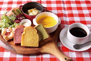 海老のバジルマヨネーズの冷製スープ、 パン & サラダセット