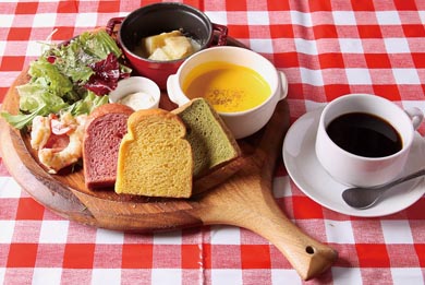 海老のバジルマヨネーズの冷製スープ、 パン & サラダセット