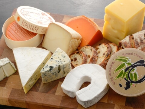 ロックフォール、フェタ、カマンベール等の様々なチーズが並んでいる