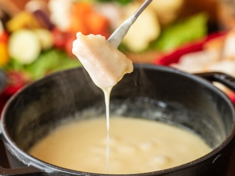 パンに絡まる溶けたチーズ