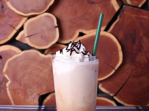 カプに刺さっている紙ストロー